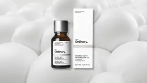 The Ordinary Volufiline verpakking en product tegen witte, bolle achtergrond.