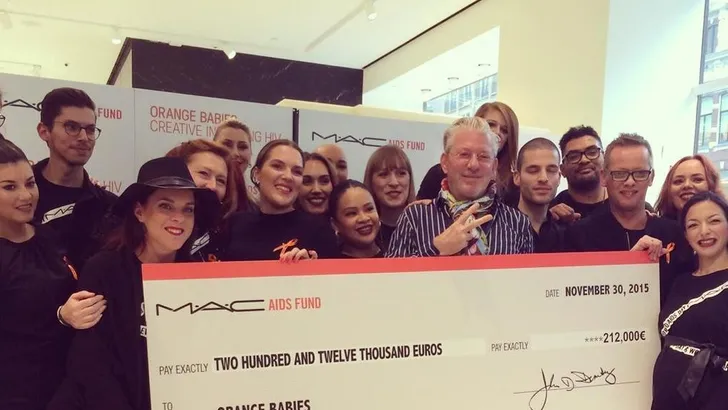 M.A.C doneert cheque aan Orange Babies