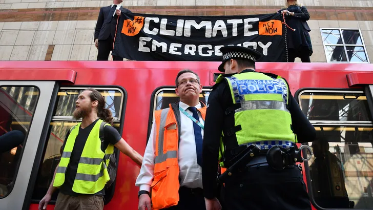 Londense klimaat-activisten lijmen zich vast aan metro