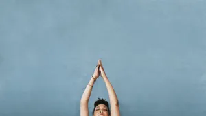 Om deze reden moet je nú beginnen met yoga