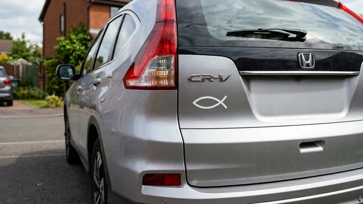 De betekenis achter het 'visje': waarom dit symbool op zoveel auto's te vinden is