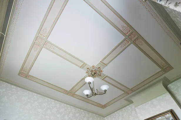 Plafondschildering in de woonkamer
