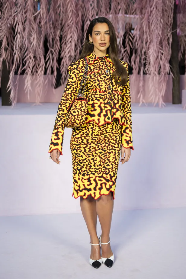 Dua Lipa draagt een Chanel Métiers d'art set tijdens de Chanel Show 2026. 