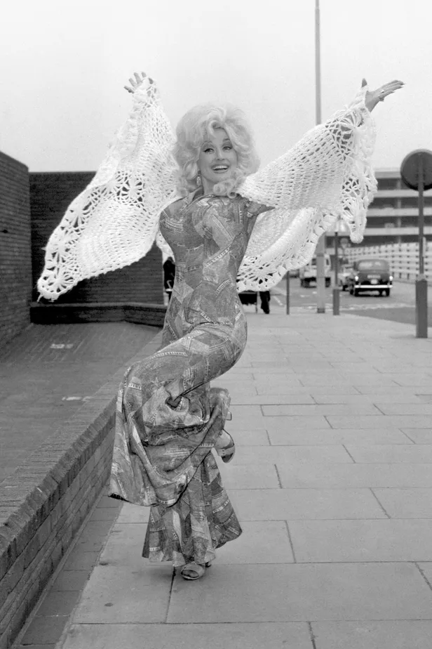 Overlijden Dolly Parton: archieffoto van zangeres Dolly Parton op Heathrow Airport april 1976.