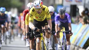 Wout van Aert had het goede gevoel nog totaal niet te pakken deze Tour Auvergne-Rhône Alpes, maar in de vierde etappe heeft hij vertrouwen getankt. Hij won de sprint van het peloton, maar had de pech dat een kopgroep nipt voorbleef.