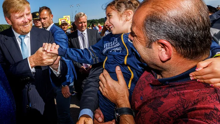 Koning Willem-Alexander bezoekt vluchtelingen in Ter Apel 