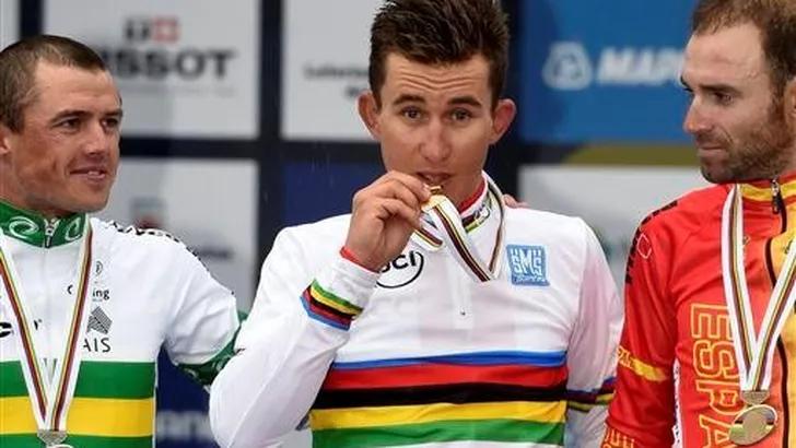 Kwiatkowski showt regenboogtrui in Lombardije