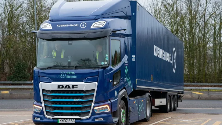 Primeur: Elektrische vrachtwagen voltooit eerste oversteek per spoor door de Kanaaltunnel
