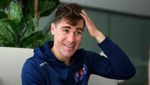 Fabio Jakobsen praat lachend met de pers