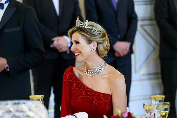 Máxima combineerde haar rode japon met de juwelen van de Mellerio-parure.