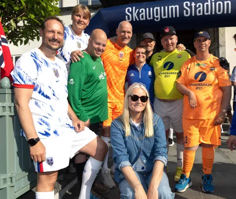 De spelers van Skaugum FC poseren met hun tegenstanders van Asker Unified, Furuset Regnbuen en Strømsgodset TI.