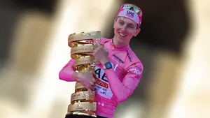 tadej pogacar met de giro-trofee