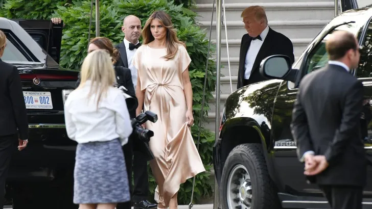 Melania Trump draagt prachtige champagnekleurige jurk