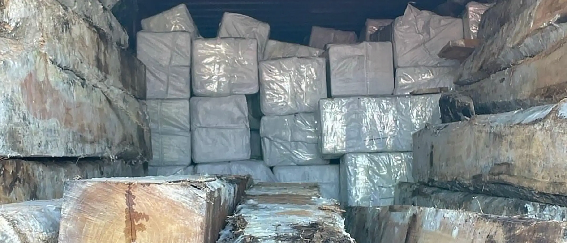 De drugs waren net niet zorgvuldig weggestopt tussen teakhouten balken.