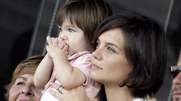 Suri Cruise is nu een jonge meid en lijkt sprékend op Katie Holmes