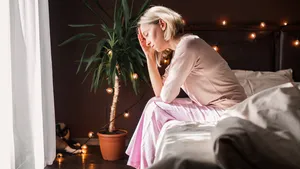 Vrouw zit op bed