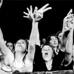 Gillende meisjes tijdens een concert van The Rolling Stones in 1975.