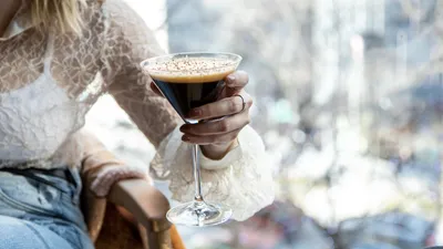 Zin in een chic drankje? Vandaag is het Espresso Martini Dag. Ontdek hoe je deze iconische cocktail helemaal zelf maakt voor een prikkie.