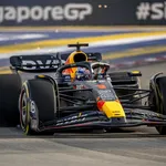 Red Bull voor een bord van de Grand prix van Singapore