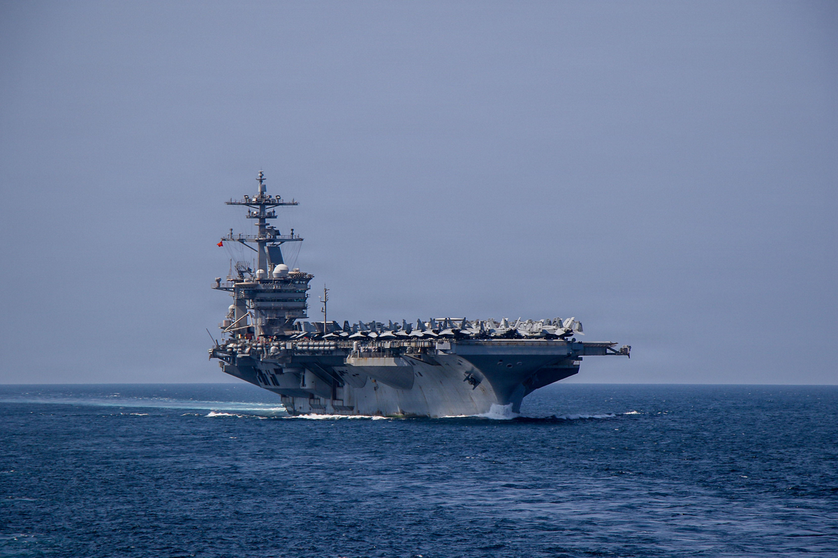 Bemanning Amerikaans vliegdekschip USS Abraham Lincoln na 285 dagen weer aan wal