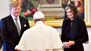 Uitvaart paus Franciscus valt op Koningsdag. – Foto van koning Willem-Alexander en koningin Máxima met Paus Franciscus, juni 2017.