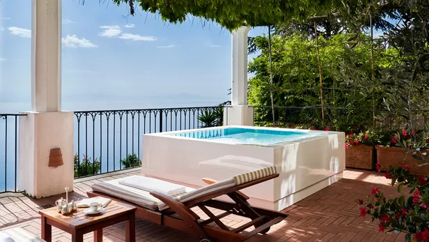 De 5 leukste roze hotels: een balkon met hot tub van het Palazzo Avino, Italië.