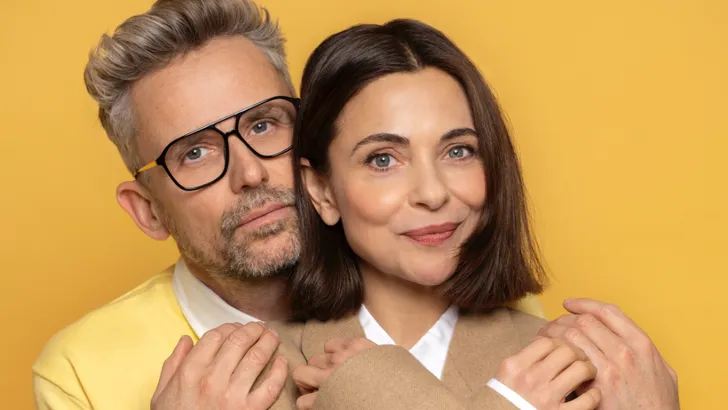 Patrick Martens en Georgina Verbaan omhelzen elkaar