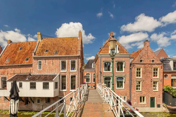 Het pittoreske Appingedam, een middeleeuws stadje in Groningen