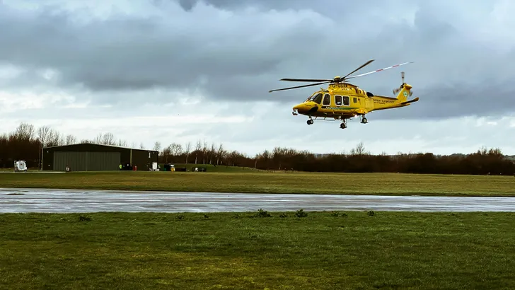 Een medische helicopter daalt neer bij de Nürburgring