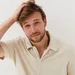 Kay Greidanus posteert in beige shirt