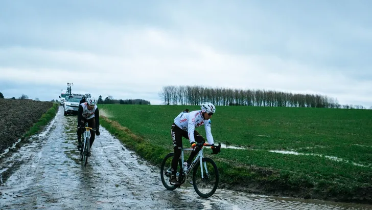 Van Avermaet en Naesen verkennen de kasseien van Parijs-Roubaix