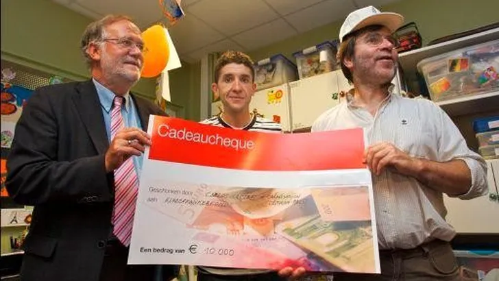Sastre met geld op visite bij kankerpatiëntjes
