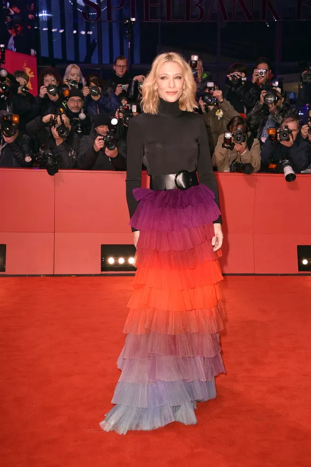 Cate Blanchett in een kleurrijke Givenchy-dress tijdens het filmfestival in Berlijn 2023. 
