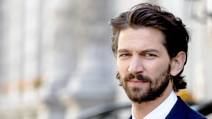 Michiel Huisman showt veelvuldig zijn fantastische lijf in nieuwe film