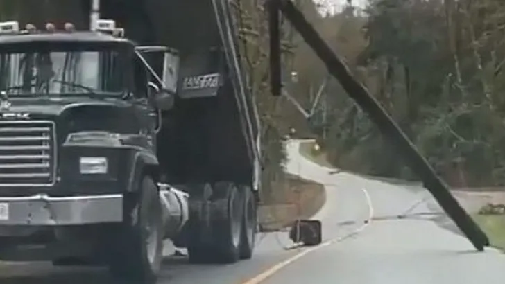 Canadese trucker sleept rustig enorme telefoonpaal mee