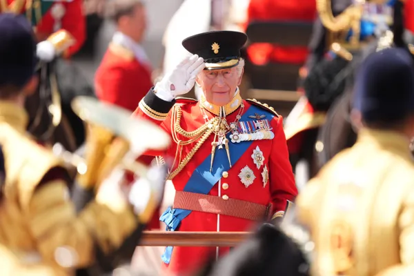 Koning Charles groet de troepen van Trooping the Colour