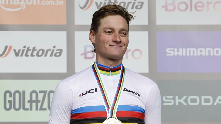 mathieu van der poel in de regenboogtrui na het wk gravel