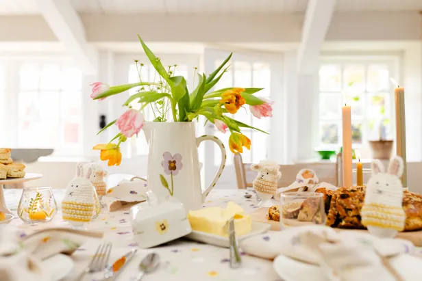 Foto van paastafel met producten van Dille & Kamille.