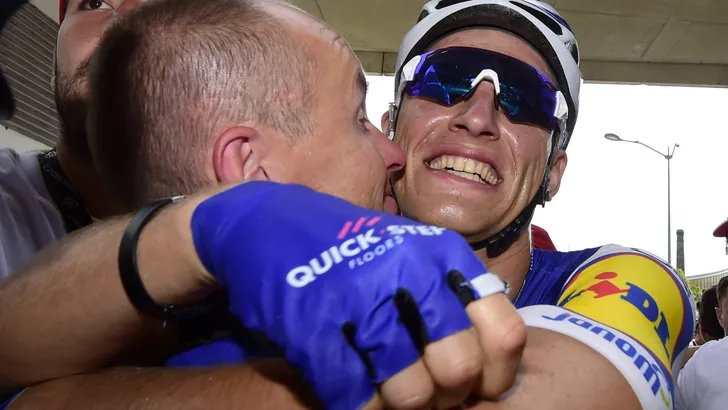Tour gemist: Knallende Kittel wekt tourfans in straten van Troyes