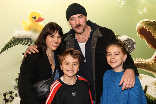 Matteo en zijn gezin op de rode loper tijdens de première van Wil de Krokdodil.