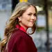 Prinses Amalia straalt in rode jas en jurk van koningin Máxima