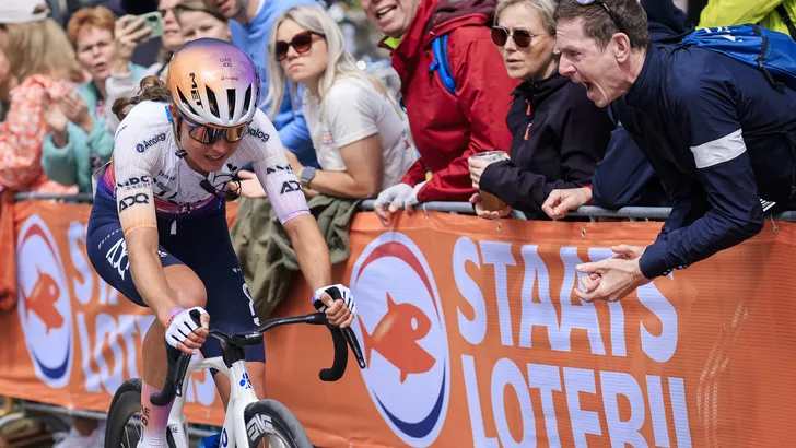 Paula Blasi bezig aan een solo in de Amstel Gold Race.