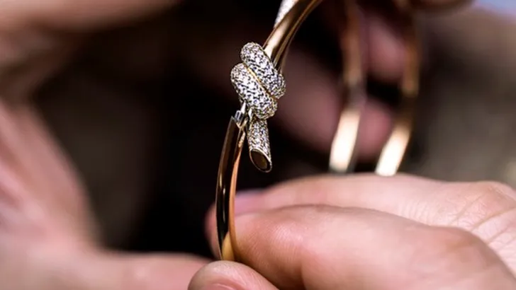 Tiffany's legt er een fonkelende knoop in!