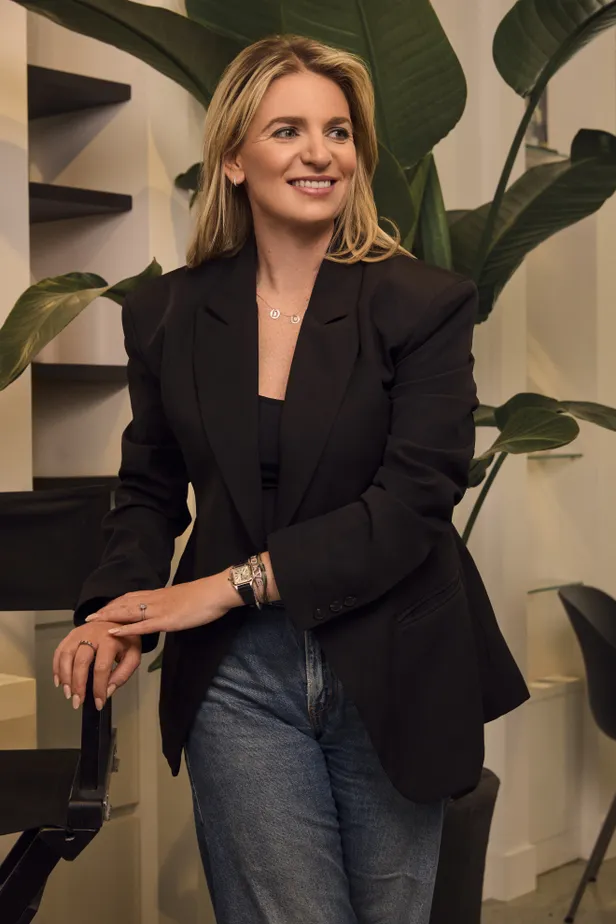 Foto van platenbaas Nina Smit in een zwarte blazer op kantoor. 