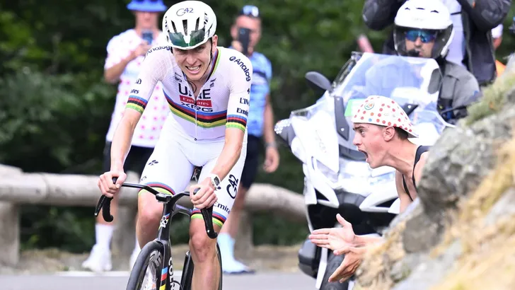 Tadej Pogacar heeft in de eerste de beste bergetappe de Tour de France in de plooi gelegd. Bij zo'n grote dominantie worden er altijd vragen gesteld in de wielersport.
