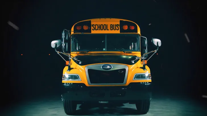 Lekker groen: Amerikaanse schoolbussen krijgen 7.3L 'Godzilla' V8