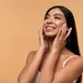 Vrouw is bezig met haar skincare.