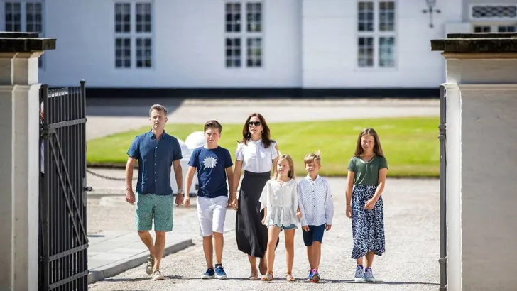 Fotomoment Deense royals, puppy ligt dwars