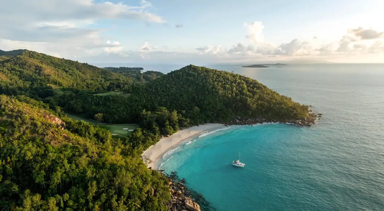 Het strand bij Constance resort Lemuria gezien vanuit de lucht.