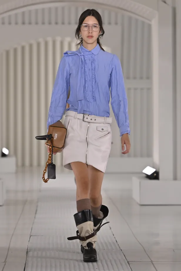 Van catwalk naar kast: foto van look 13 uit Onitsuka Tiger's Spring Summer 2026-collectie.